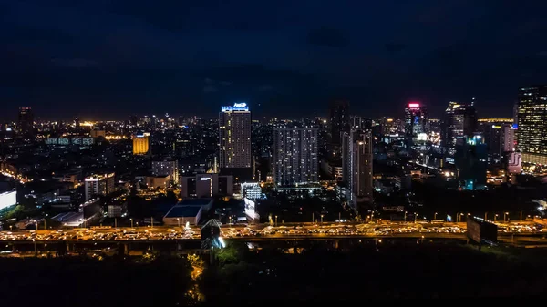 Lumière dans la ville, Lumière des bâtiments et des routes — Photo