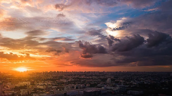 Paisagem nublada à noite na cidade, pôr do sol colorido — Fotografia de Stock