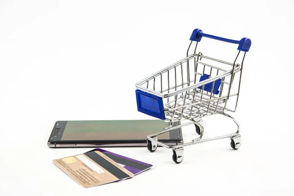 Teléfono inteligente con carrito de compras sobre fondo blanco, Medios de compra —  Fotos de Stock