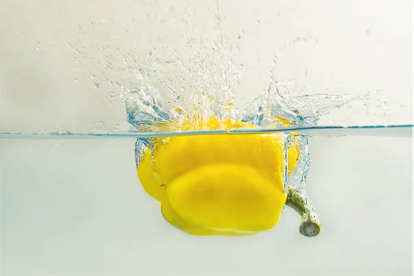 Bell pepper  falls in water — Stock Photo, Image