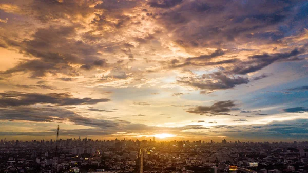 Paisagem nublada à noite na cidade, pôr do sol colorido — Fotografia de Stock