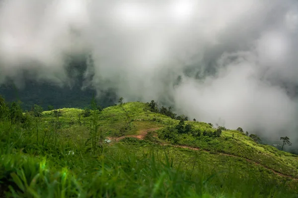 Paisaje de niebla y montaña, en Tailandia — Foto de Stock