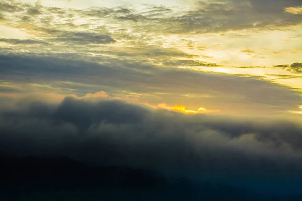Paisaje imagen vista de la niebla Por la mañana, Tailandia — Foto de Stock