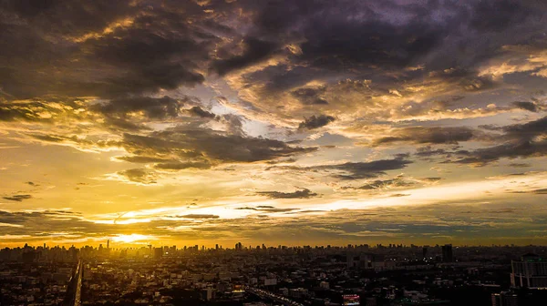 Paisagem nublada à noite na cidade, pôr do sol colorido — Fotografia de Stock