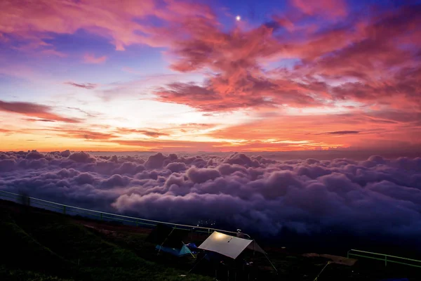 Morgondimman med berg, soluppgång och hav av mis — Stockfoto