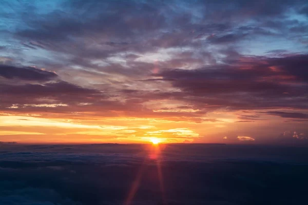 Färgglada himmel och soluppgång. landskap — Stockfoto