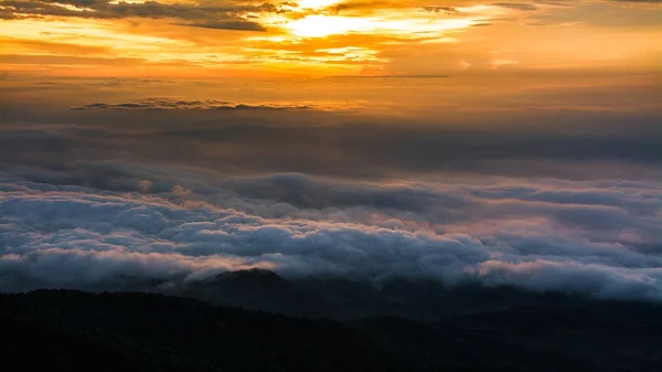 Ranní mlha s Mountain, východ slunce a moře mis — Stock fotografie