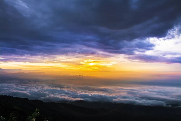 Morning Mist with Mountain, Sunrise and sea of mis — стоковое фото