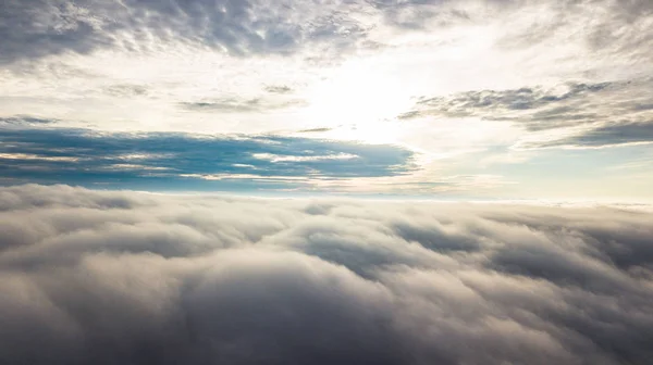 Niebla de la mañana con Montaña, Salida del sol y mar de mis — Foto de Stock