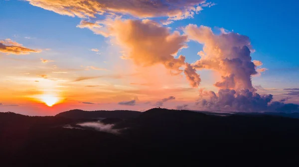 Himlen med moln i Twilight time — Stockfoto