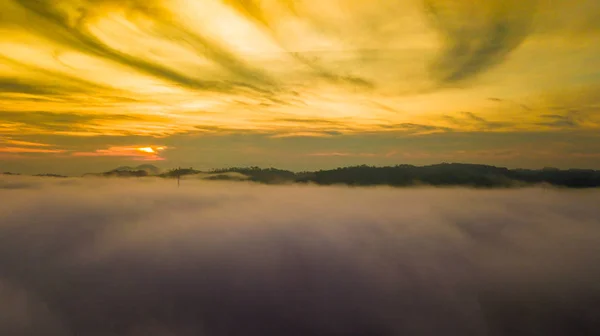 Berge und Nebel in Thailand — Stockfoto