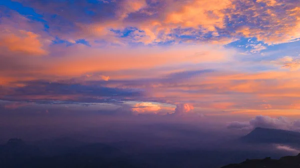 Himlen med moln i Twilight time — Stockfoto