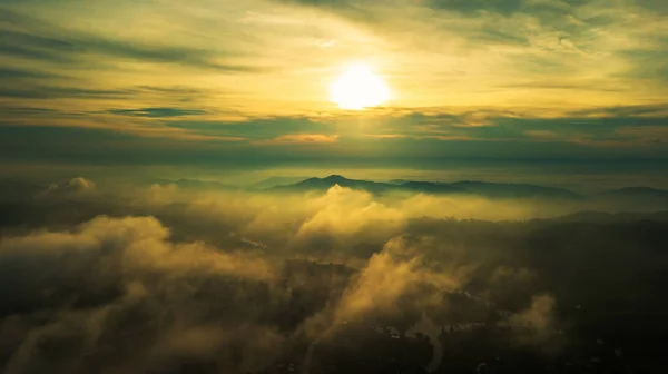 Berge und Nebel in Thailand — Stockfoto