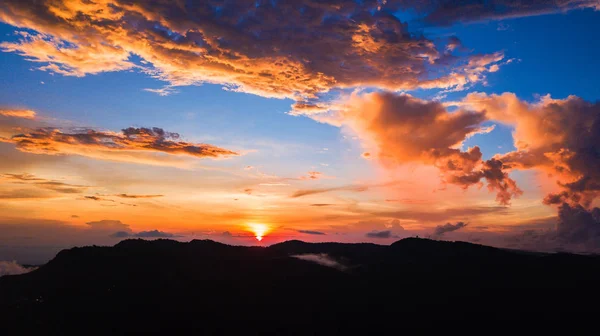 Himlen med moln i Twilight time — Stockfoto