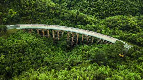 森の真ん中には、道路や橋の航空写真 — ストック写真