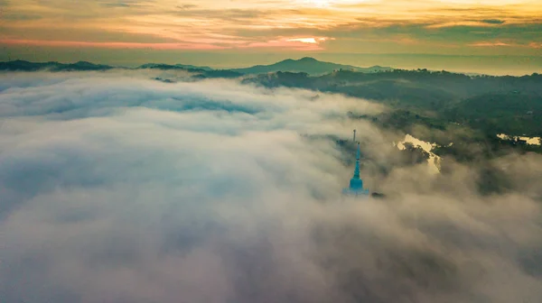 Горы и туман в Таиланде — стоковое фото