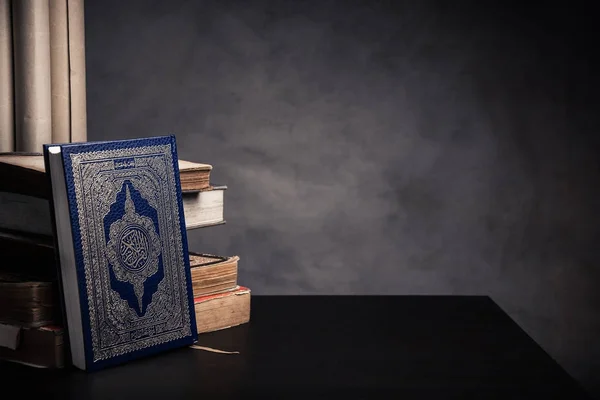 Al-Qur 'an - kitab suci umat Islam (item publik dari semua Muslim) di t — Stok Foto