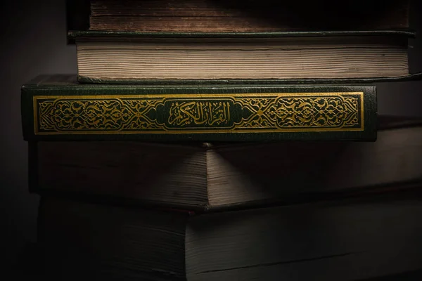 Alcorão - livro sagrado dos muçulmanos (item público de todos os muçulmanos) em t — Fotografia de Stock