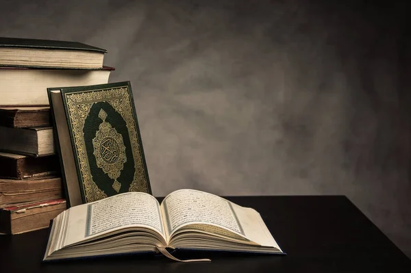 코란-t에 이슬람교도 (모든 이슬람교도의 공개 항목)의 거룩한 책 — 스톡 사진