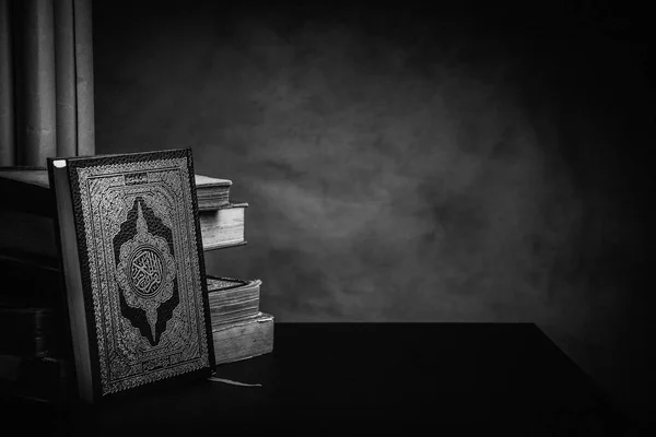 Koran - heiliges Buch der Muslime (öffentliche Sache aller Muslime) auf t — Stockfoto