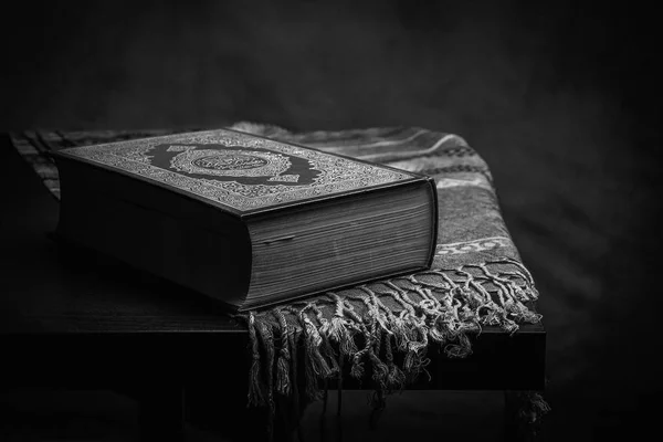 Коран - священная книга мусульман (публичный предмет всех мусульман) на т — стоковое фото