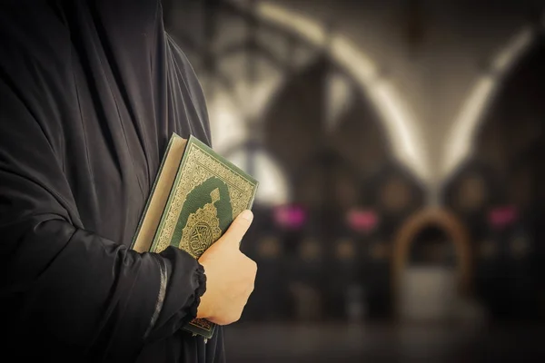 Koranen i hand - helgedomen bokar av muslimer (offentliga objekt av alla muslimer — Stockfoto