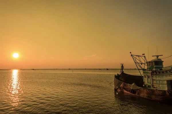 Vissersboot twilight tijdig, Thailand — Stockfoto