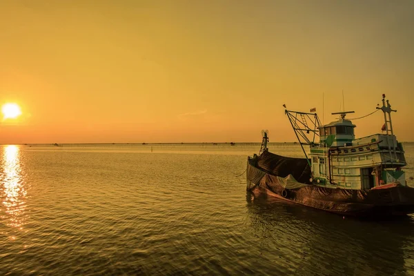 Fischerboot in der Dämmerung, Thailand — Stockfoto