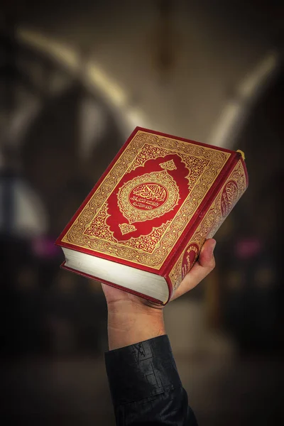 Koran w ręku - świętej księgi muzułmanów (elementu publicznego wszystkich muzułmanów — Zdjęcie stockowe