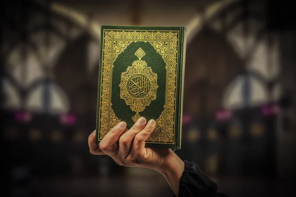 Koran in hand - holy book of Muslims( public item of all muslims — Stock Photo, Image