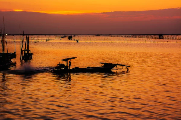 Vissersboot twilight tijdig, Thailand — Stockfoto