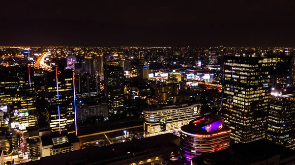 Vue aérienne du bâtiment ou de la ville de nuit — Photo