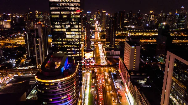 Vue aérienne du bâtiment ou de la ville de nuit — Photo