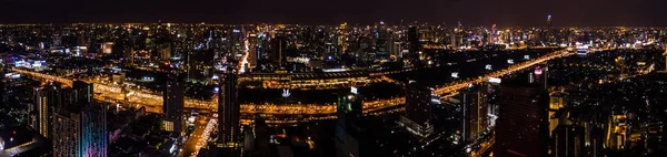 Vue aérienne du bâtiment ou de la ville de nuit — Photo