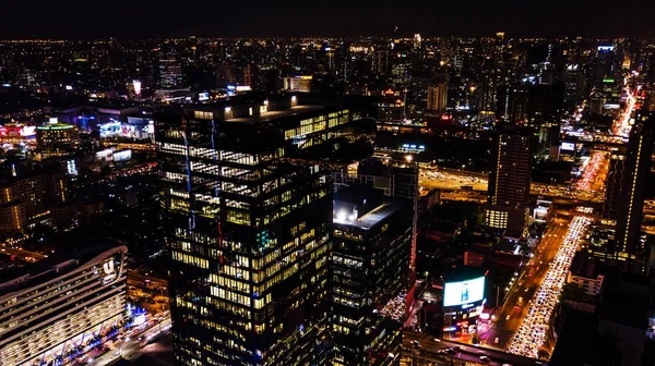 Vista aérea do edifício ou da cidade em tempo da noite — Fotografia de Stock