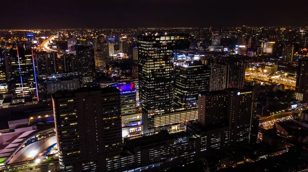 Widok z lotu ptaka budynku lub miasto w nocy — Zdjęcie stockowe