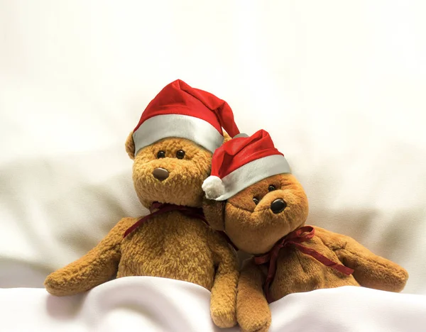 Weihnachtsmütze mit Teddybär — Stockfoto
