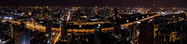 Widok z lotu ptaka budynku lub miasto w nocy — Zdjęcie stockowe