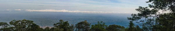 Paisaje Panorama de niebla sobre el bosque —  Fotos de Stock