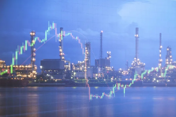 Oljeraffineri med bakgrunn i lysestaktikk, handel og fi – stockfoto