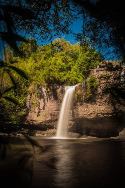 Heo Suwat woda spada w Park Narodowy Khao Yai, Tajlandia — Zdjęcie stockowe