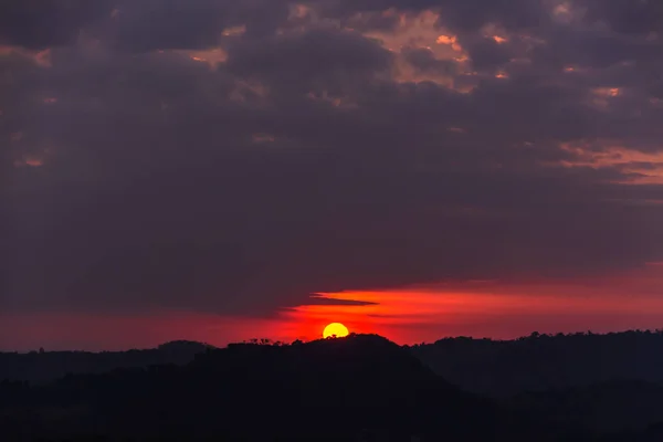 Solnedgång över bergen eller kullar — Stockfoto