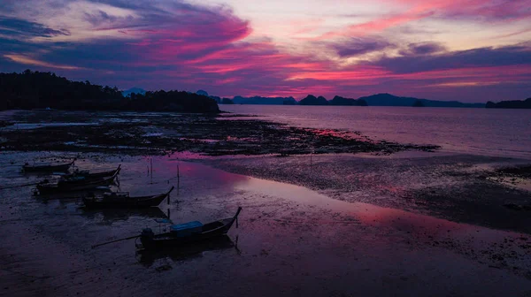 Landschap van de zonsondergang en vissersboot — Stockfoto