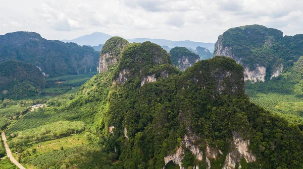 Повітряний краєвид гори в Крабі Таїланд. — стокове фото