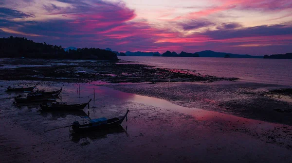 Landschap van de zonsondergang en vissersboot — Stockfoto