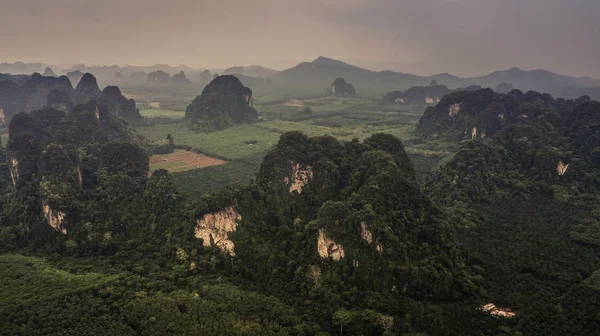 Vue aérienne paysage de montagne à Krabi Thaïlande — Photo