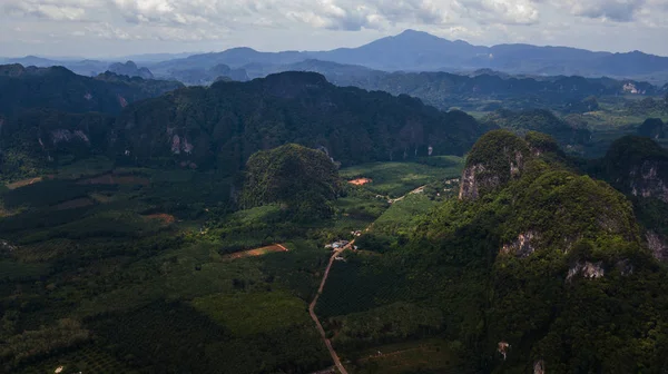 Widok z lotu ptaka krajobraz góry w Krabi Tajlandii — Zdjęcie stockowe