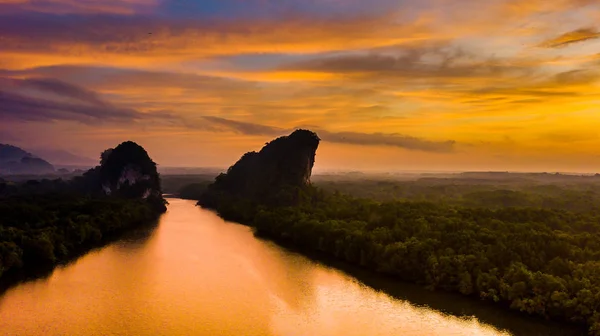 Vista aérea paisaje de la montaña en Crepúsculo tiempo, Krabi Th — Foto de Stock