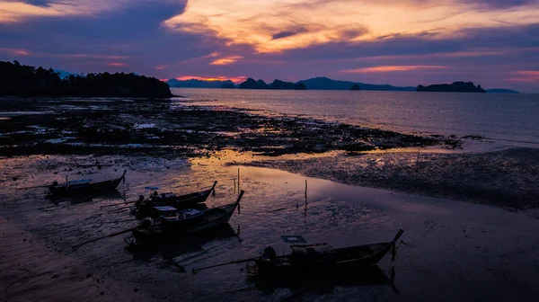 Landschap van de zonsondergang en vissersboot — Stockfoto