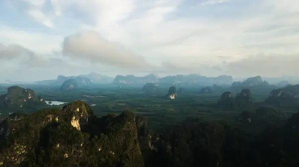 Повітряний краєвид гори в Крабі Таїланд. — стокове фото